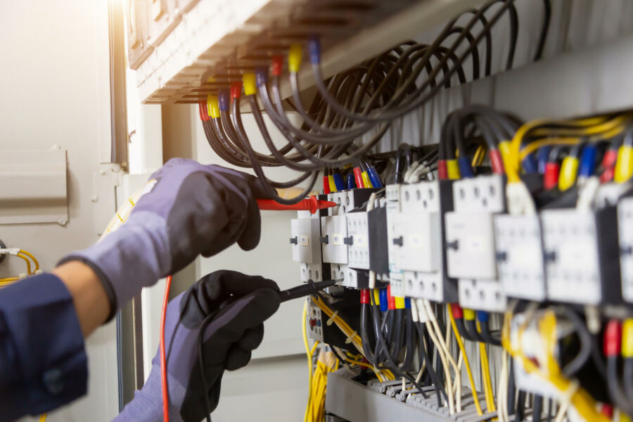 Imagem electrician-engineer-tests-electrical-installations-and-wires-on-relay-protection-system-adjustment-of-scheme-of-automation-and-control-of-electrical-equipment